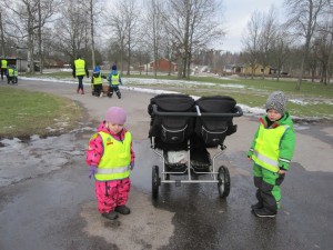 Här är vi på väg till biblioteket.